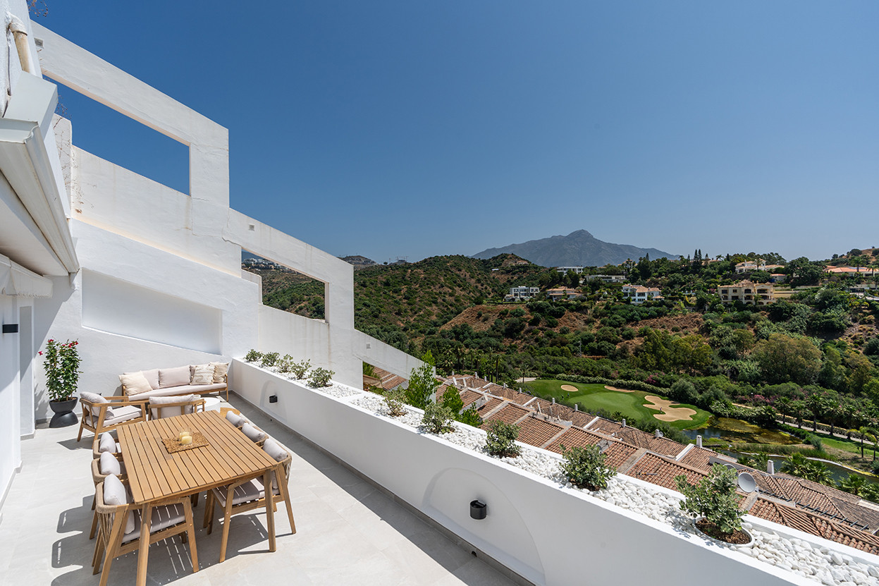 Apartamento reformado y super amplio con vistas al mar, golf y montaña en La Quinta Golf, Benahavis
