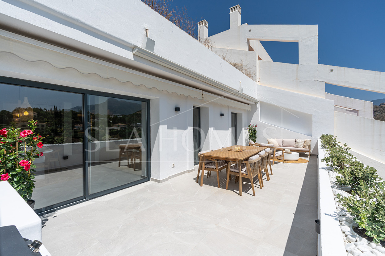 Fully refurbished spacious apartment with sea, golf and mountain views in La Quinta Golf