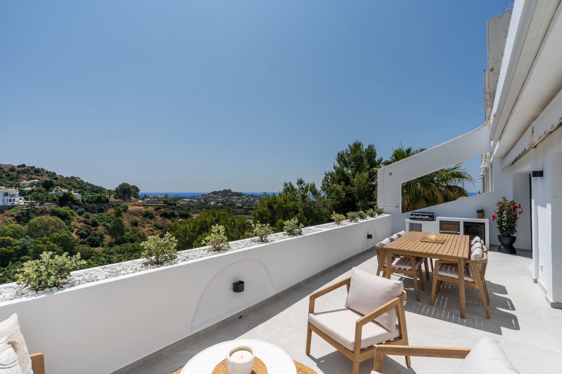 Apartamento reformado y super amplio con vistas al mar, golf y montaña en La Quinta Golf, Benahavis