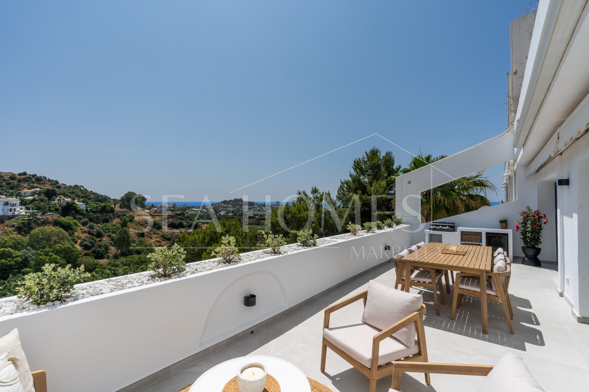 Fully refurbished spacious apartment with sea, golf and mountain views in La Quinta Golf
