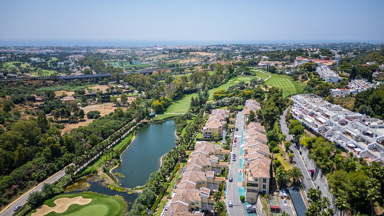 Apartamento reformado y super amplio con vistas al mar, golf y montaña en La Quinta Golf, Benahavis