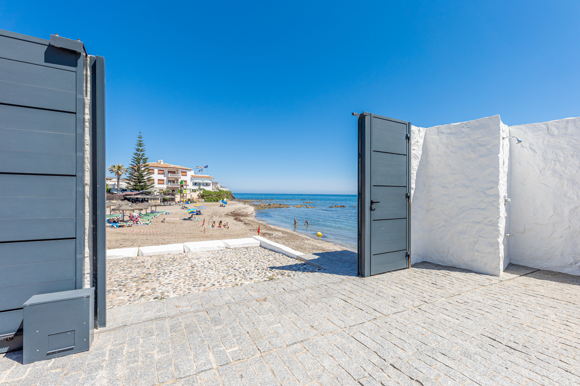 Increíble Villa en Primera Línea de Playa en Mijas Costa