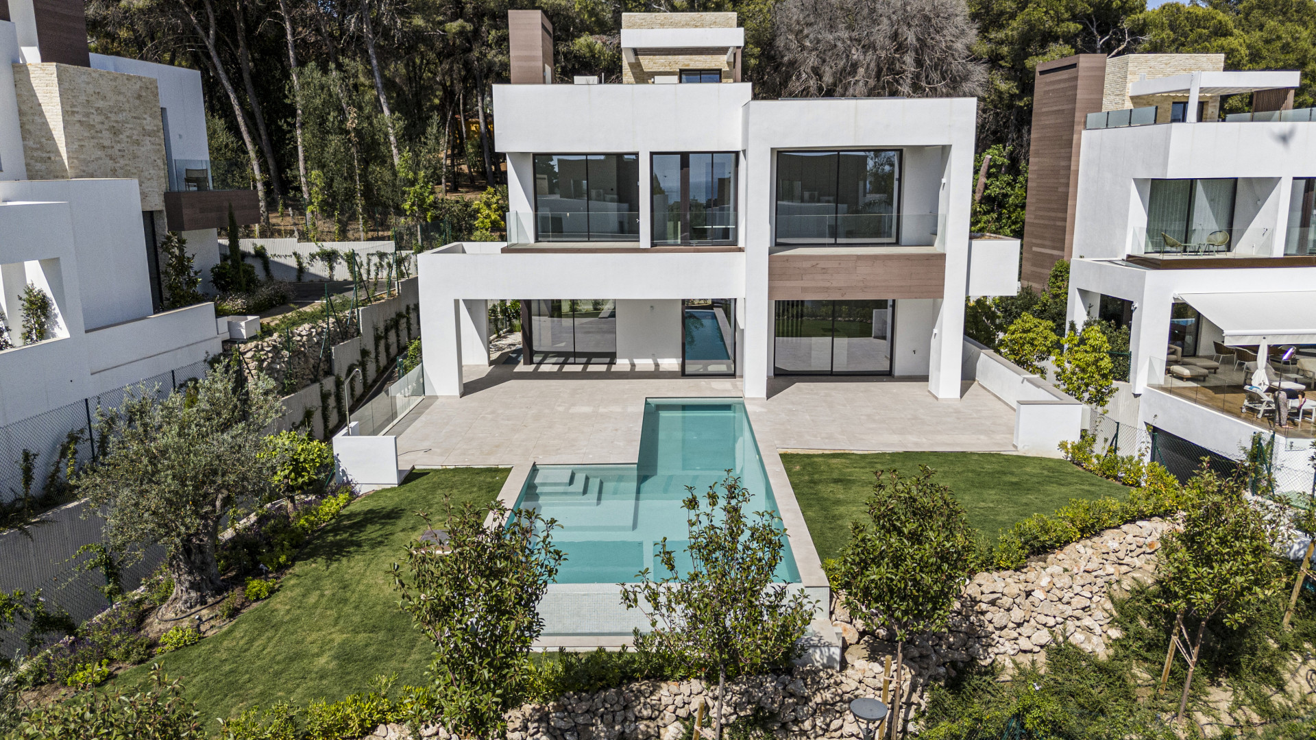 Elegante villa de 4 dormitorios situada en una prestigiosa comunidad en la Milla de Oro en Marbella.