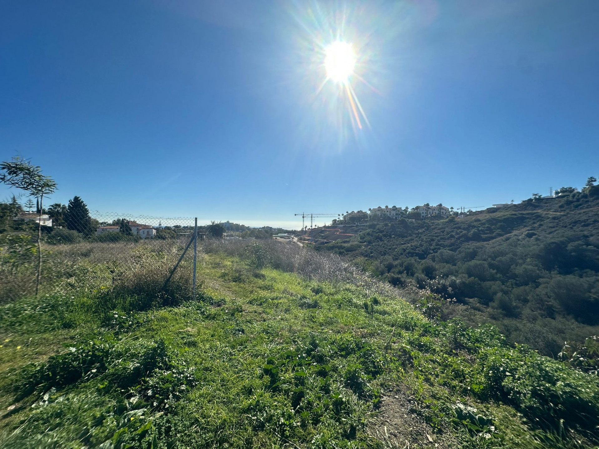 Excelente Parcela con vistas al mar y la montaña en venta en Benahavis