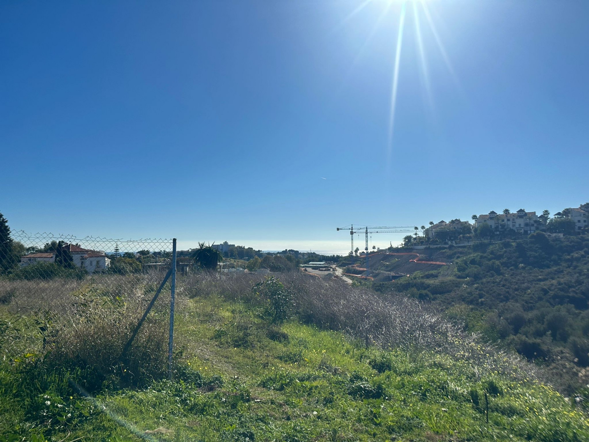 Excelente Parcela con vistas al mar y la montaña en venta en Benahavis