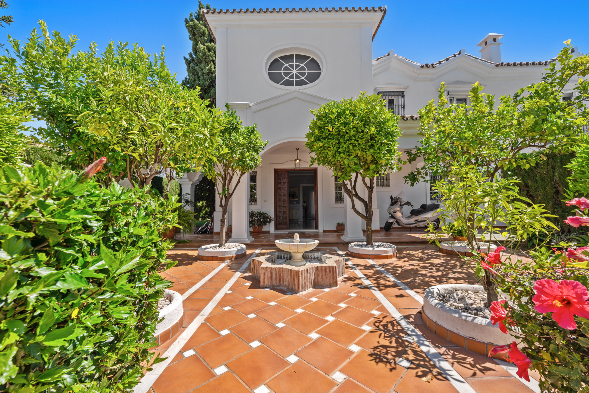 Impecable villa de estilo andaluz a sólo cinco minutos de la playa