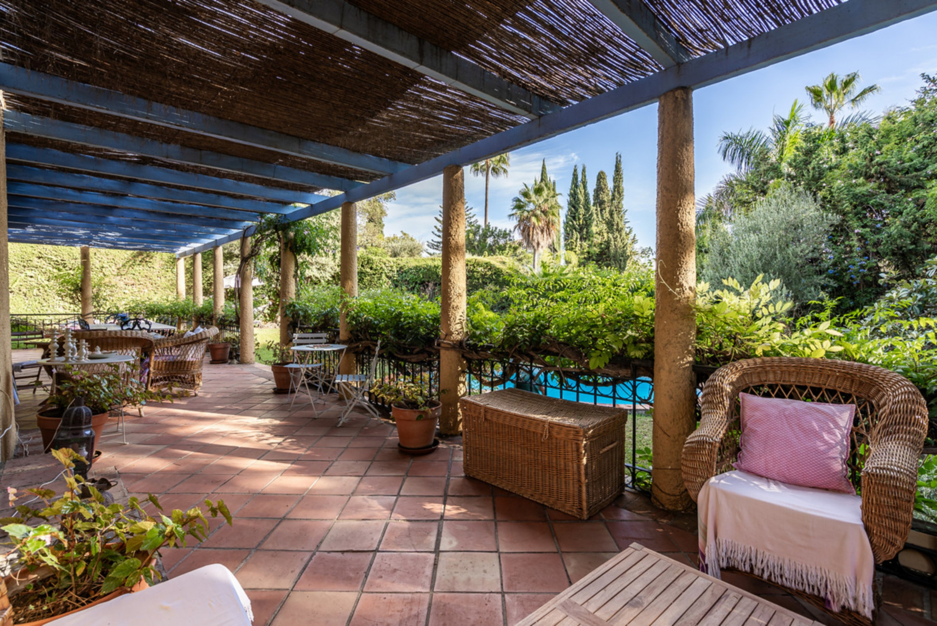 Cautivadora villa de estilo andaluz con interiores eclécticos de inspiración morisca.