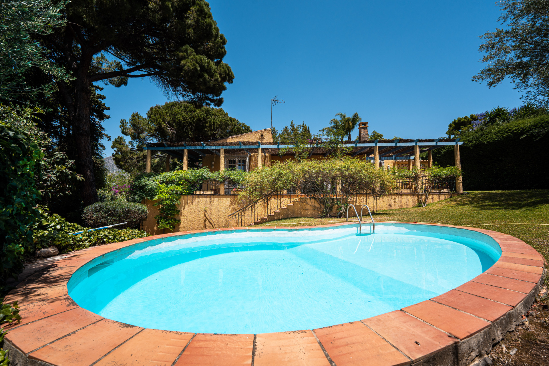 Cautivadora villa de estilo andaluz con interiores eclécticos de inspiración morisca.