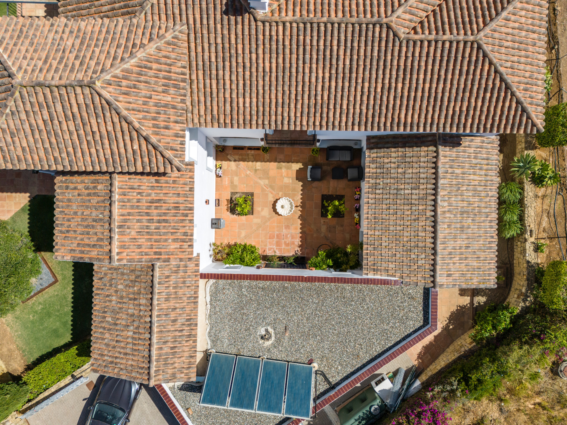 Villa renovada de estilo clásico con impresionantes vistas panorámicas al mar desde ambos niveles.