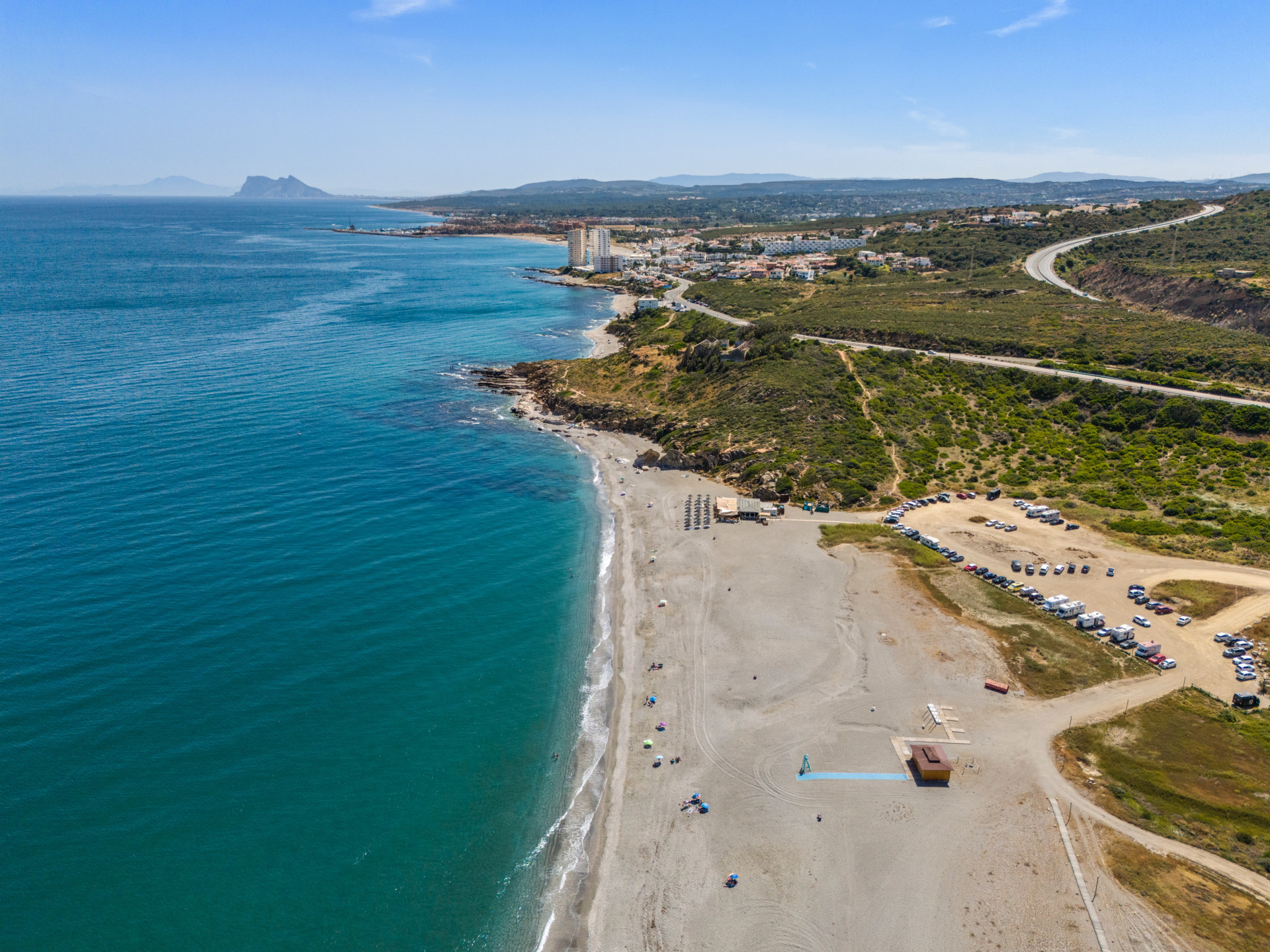 Villa renovada de estilo clásico con impresionantes vistas panorámicas al mar desde ambos niveles.