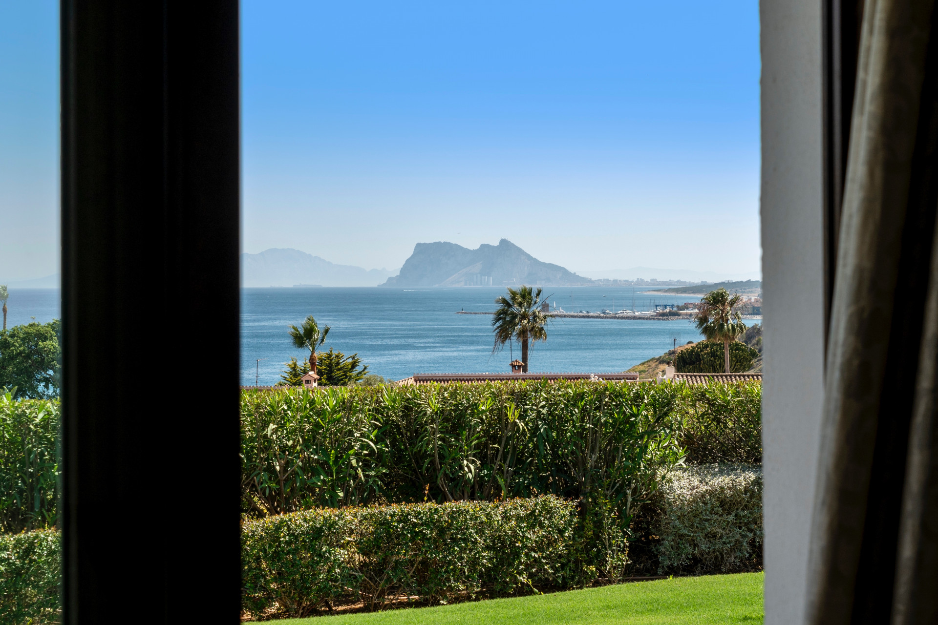 Villa renovada de estilo clásico con impresionantes vistas panorámicas al mar desde ambos niveles.