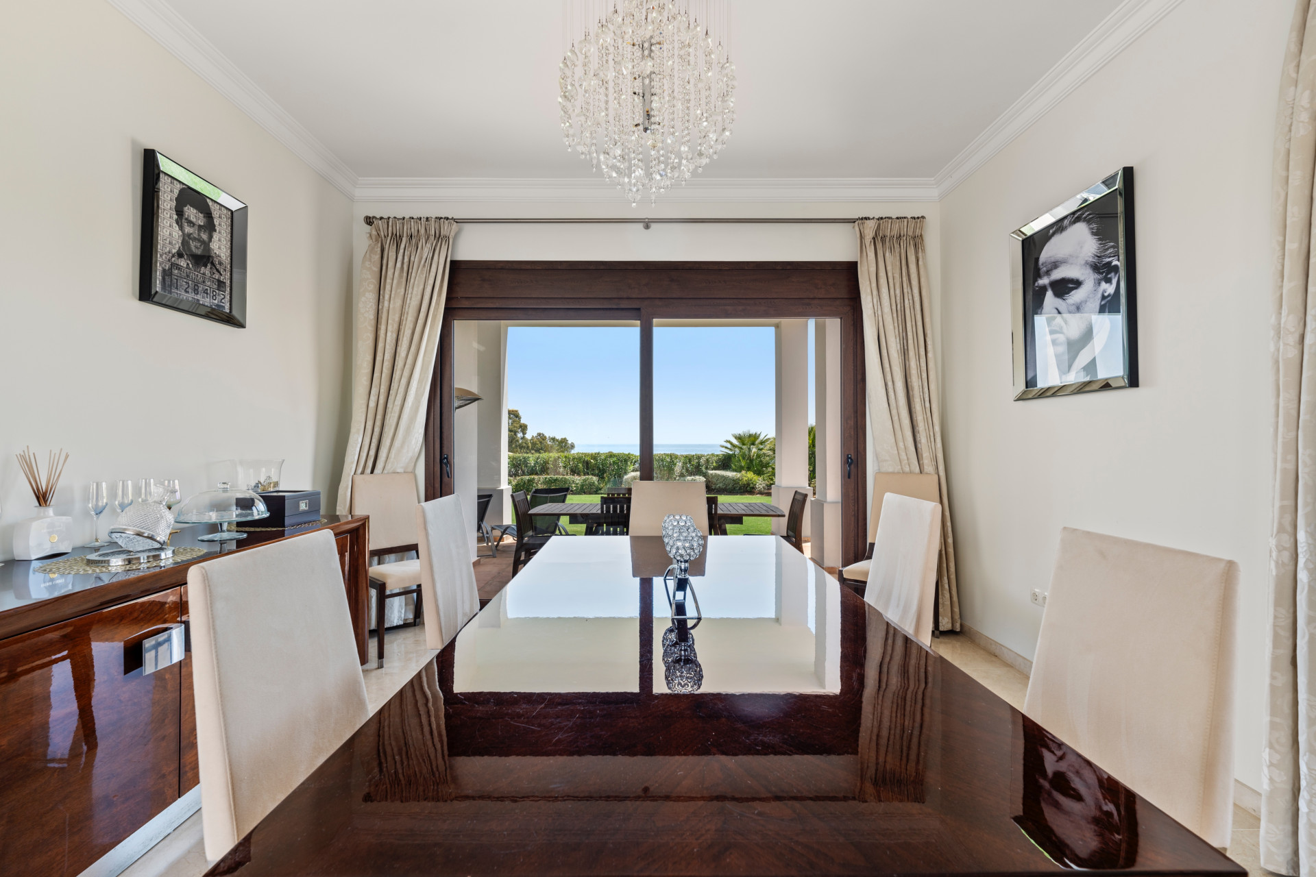 Villa renovada de estilo clásico con impresionantes vistas panorámicas al mar desde ambos niveles.