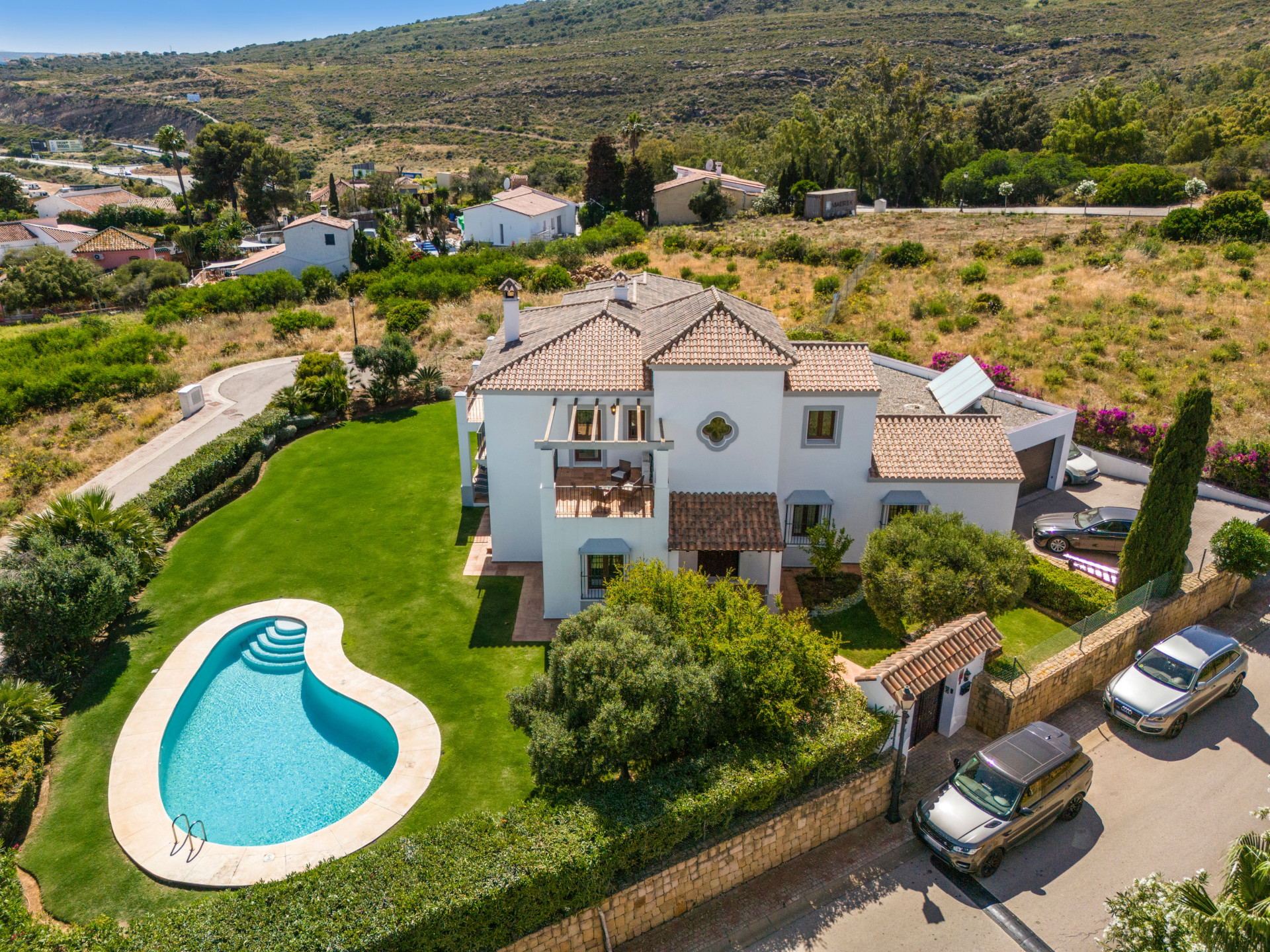 Villa renovada de estilo clásico con impresionantes vistas panorámicas al mar desde ambos niveles.