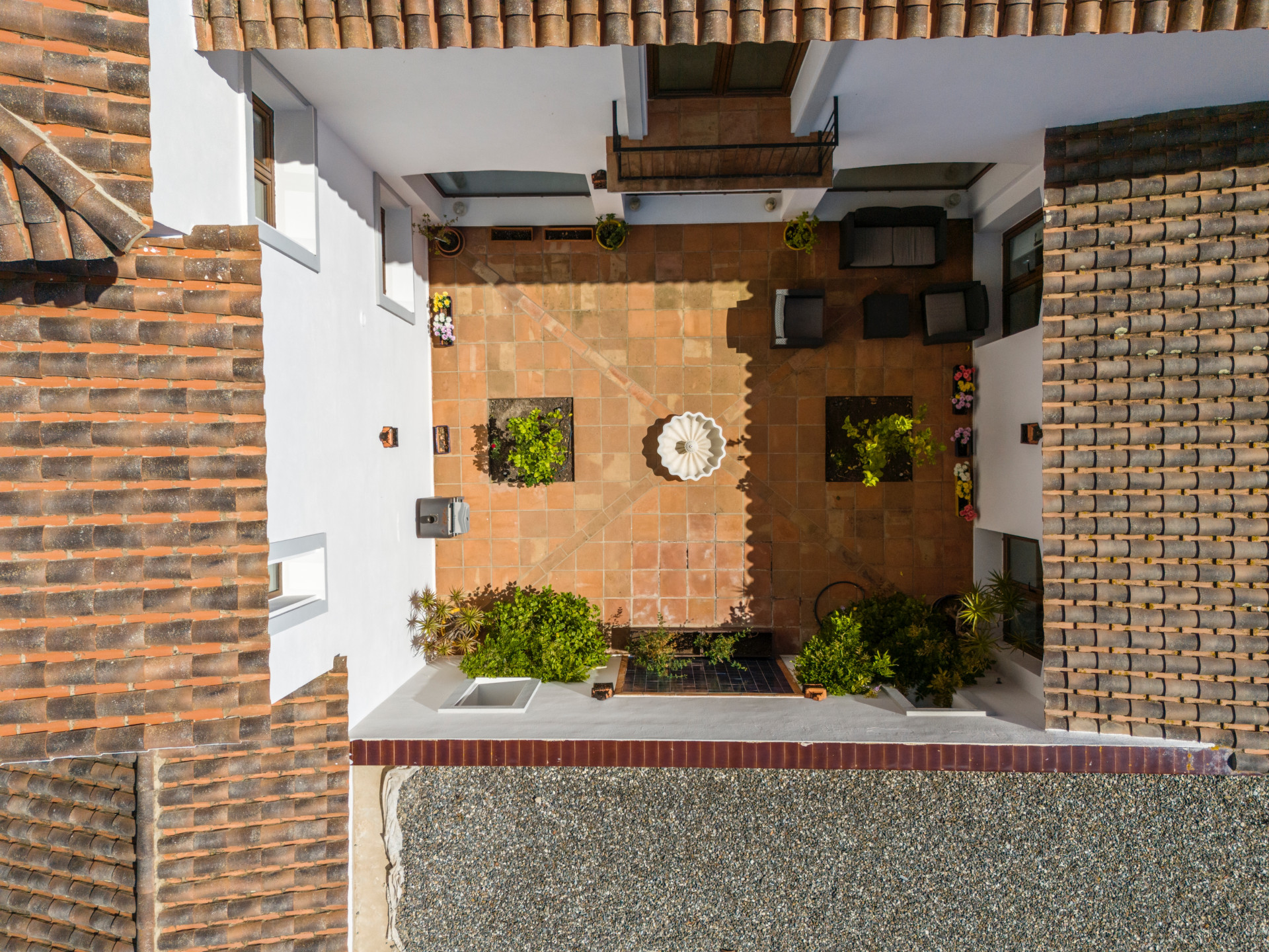 Villa renovada de estilo clásico con impresionantes vistas panorámicas al mar desde ambos niveles.