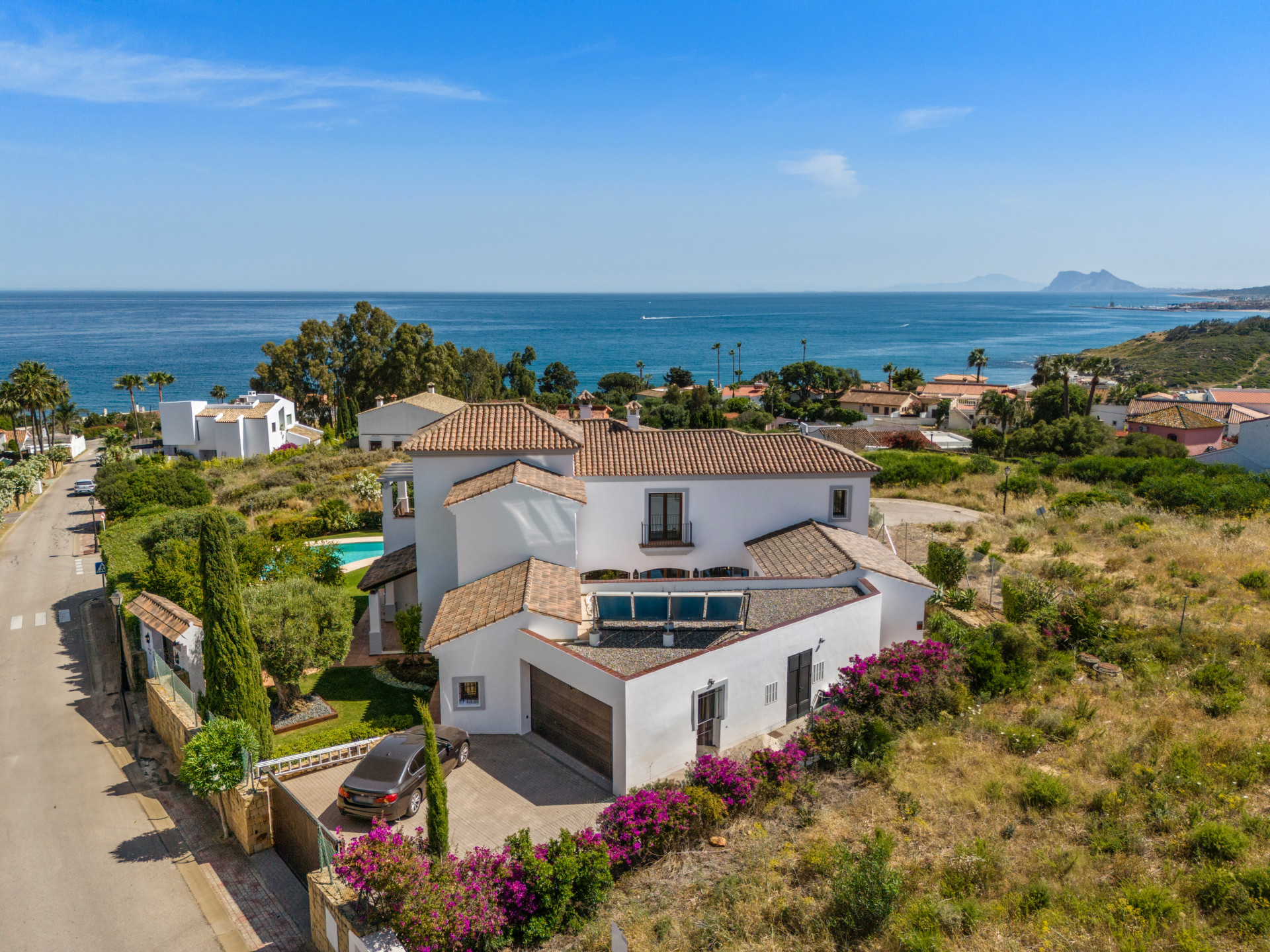 Villa renovada de estilo clásico con impresionantes vistas panorámicas al mar desde ambos niveles.