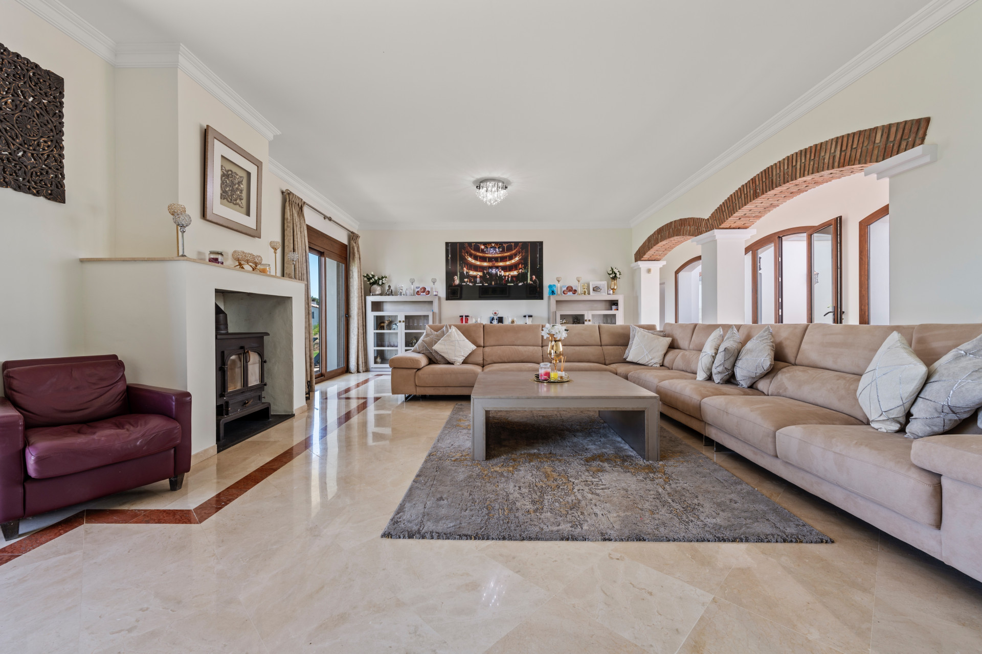 Villa renovada de estilo clásico con impresionantes vistas panorámicas al mar desde ambos niveles.