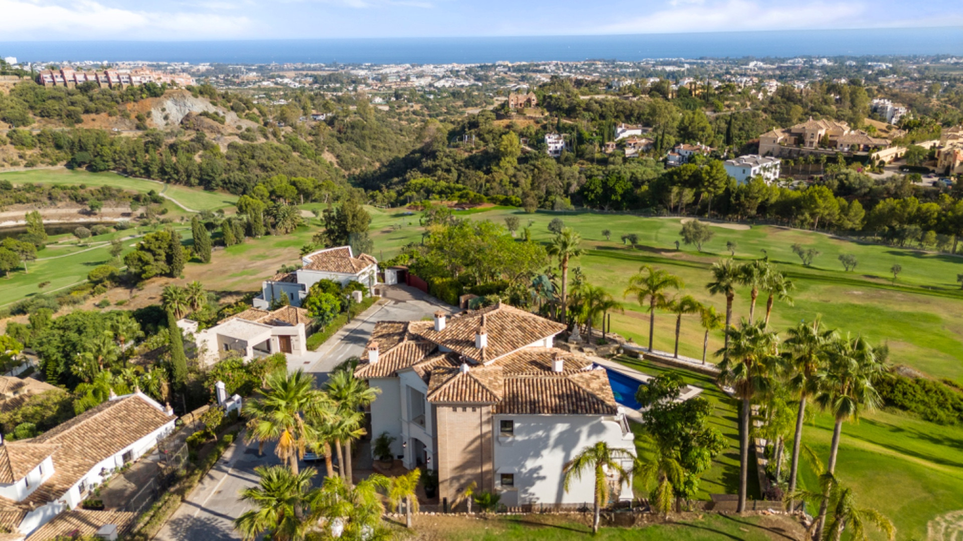 Imponente villa de 4 dormitorios en primera línea de golf es una clase en elegancia y estilo.