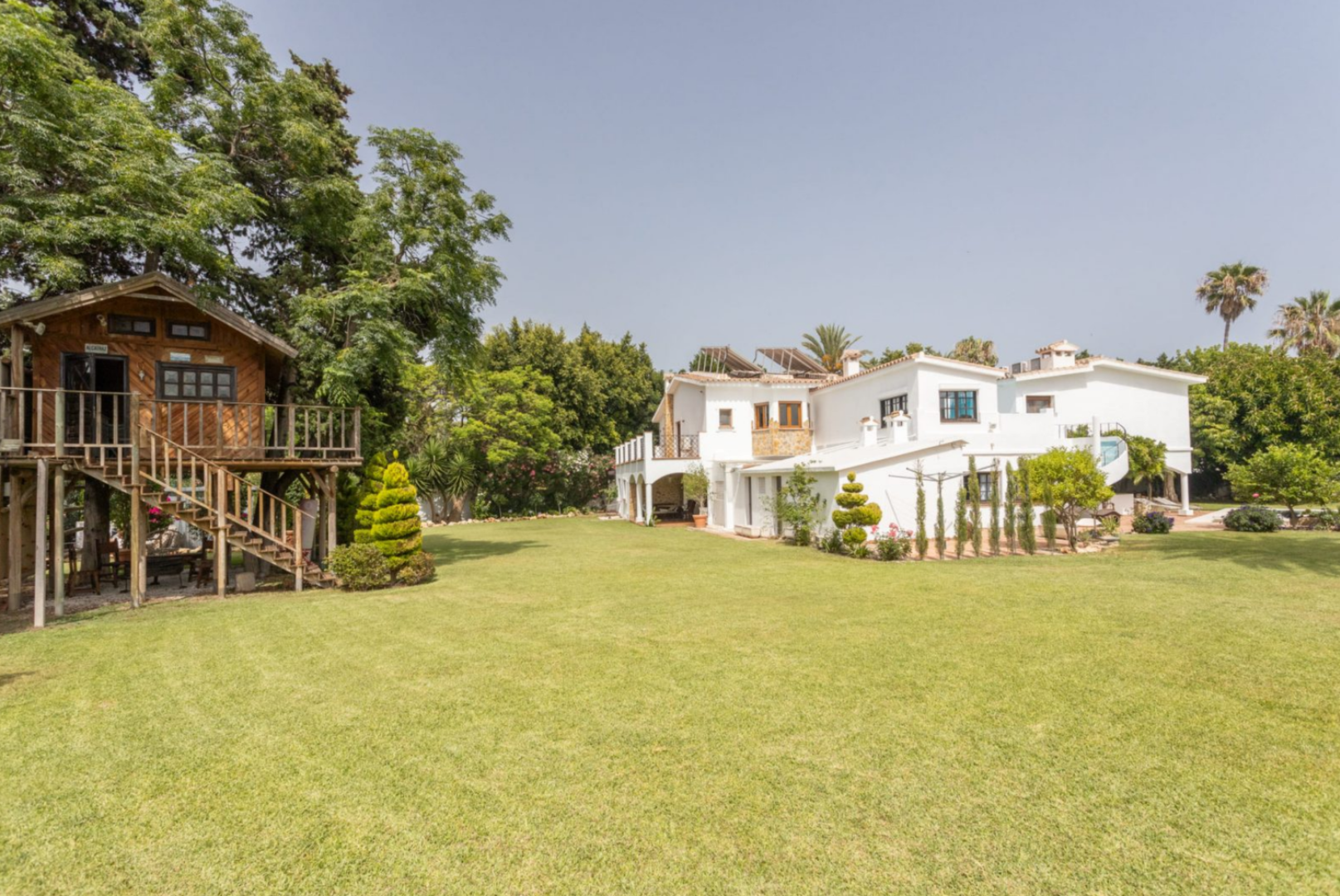 Villa de 4 dormitorios junto campo de golf de Guadalmina Baja con estilo único andaluz