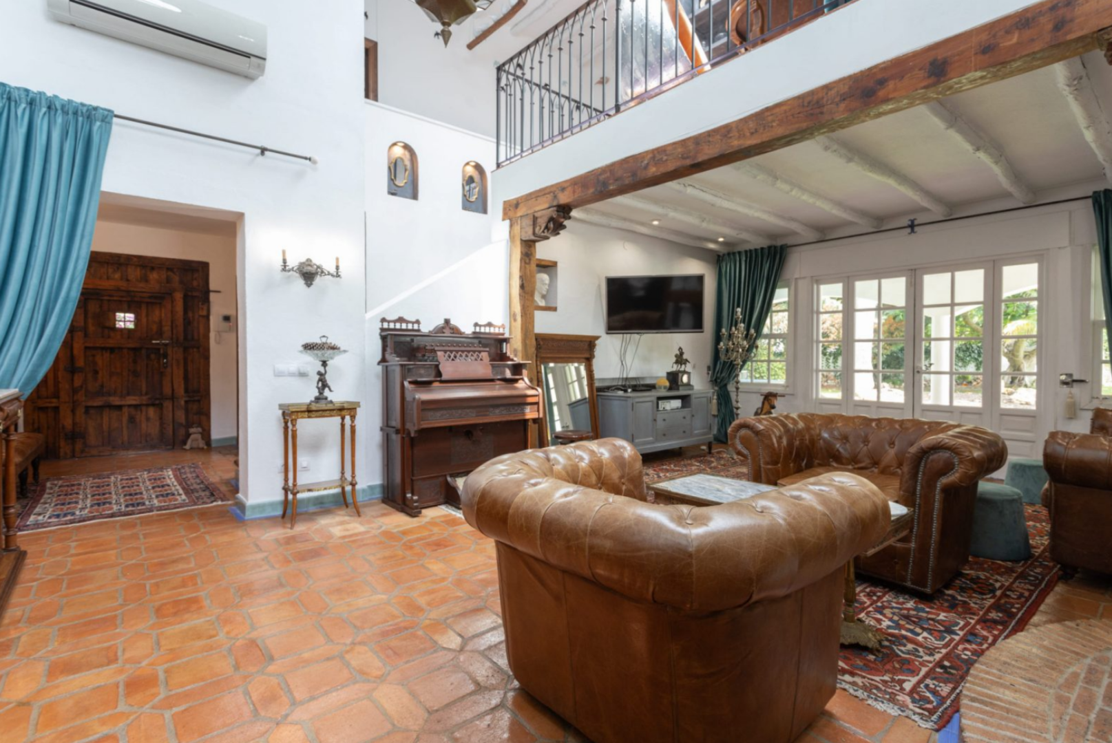 Villa de 4 dormitorios junto campo de golf de Guadalmina Baja con estilo único andaluz