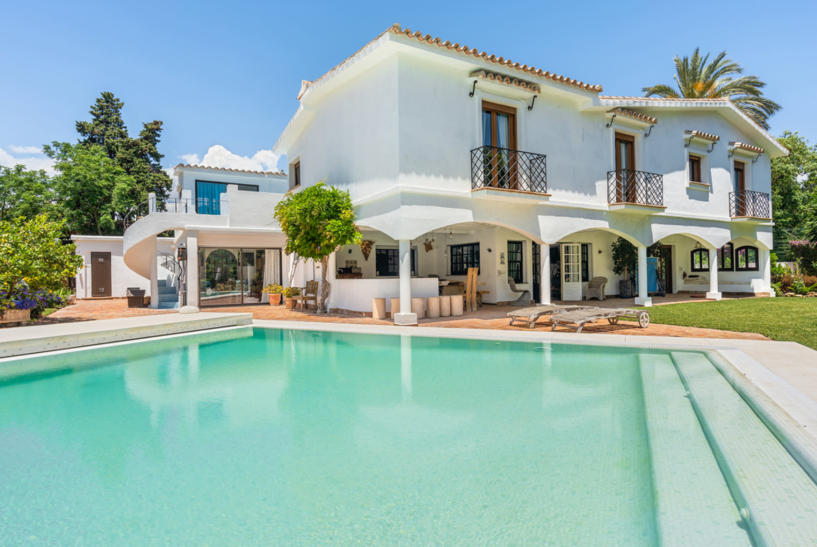 Villa de 4 dormitorios junto campo de golf de Guadalmina Baja con estilo único andaluz