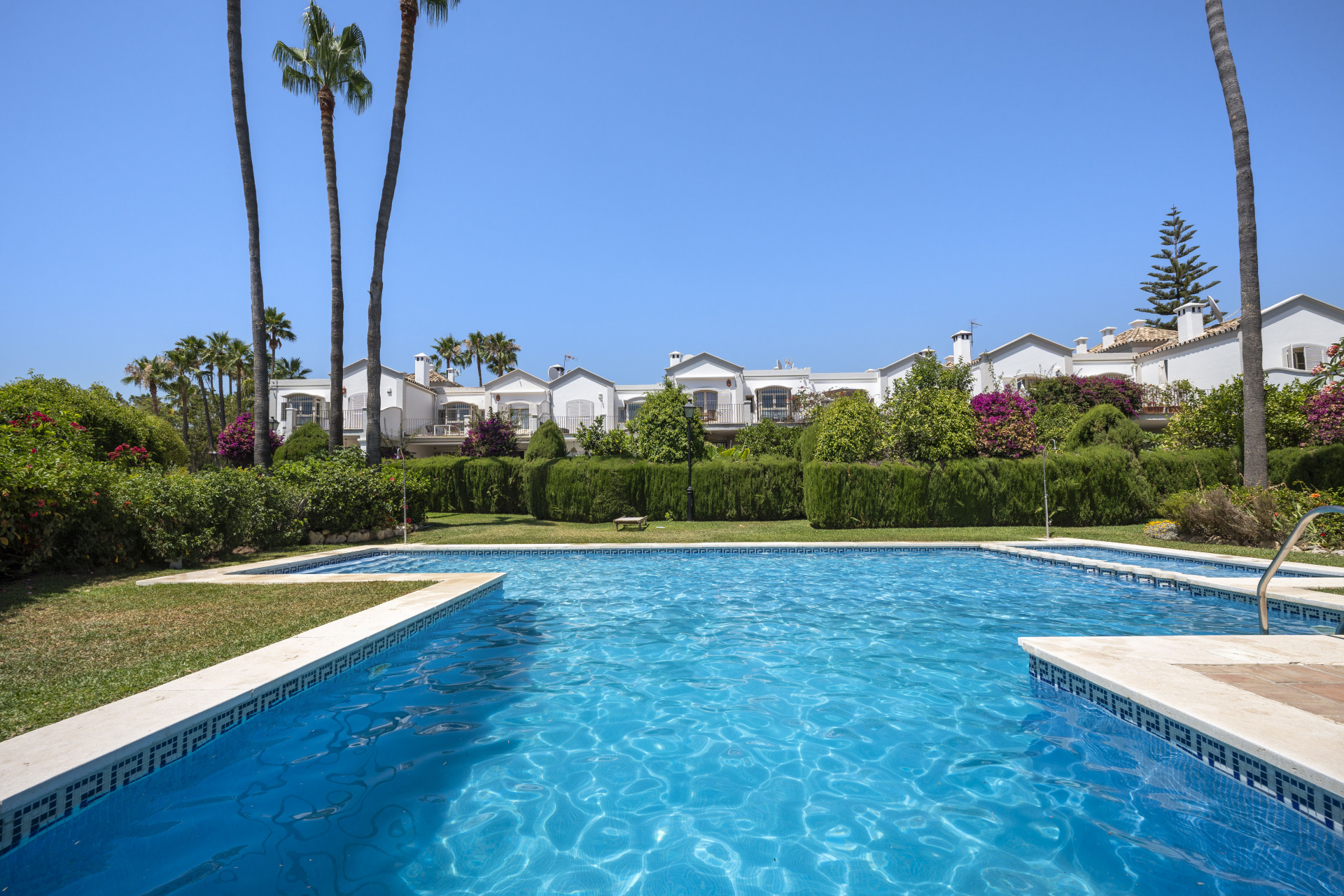 Encantadora casa adosada situada en un enclave de 7 casas en el corazón del Valle del Golf de Nueva Andalucia