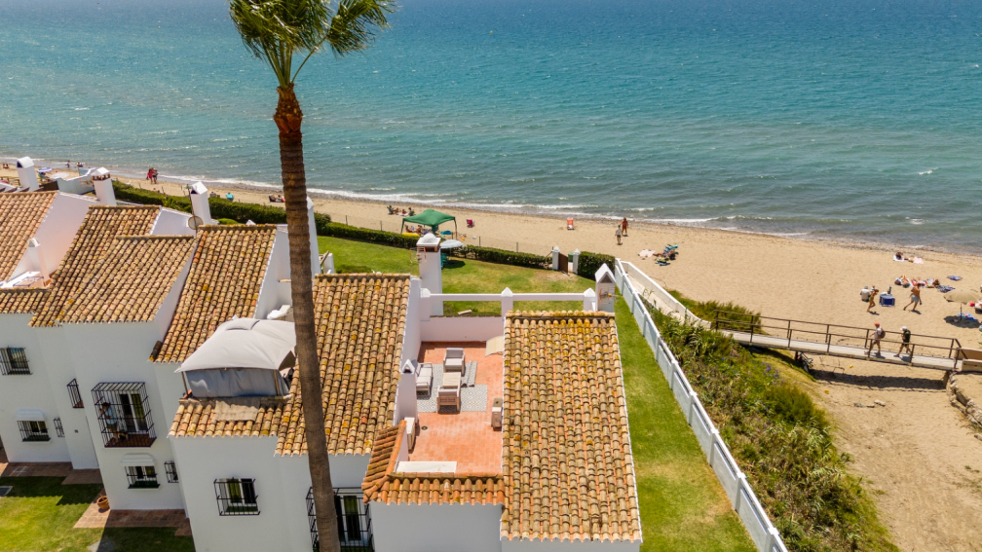 Impresionante adosado de esquina en primera línea con vistas despejadas a las playas y Mediterráneo.