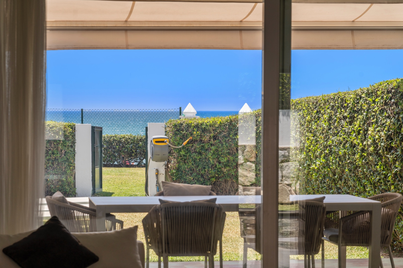 Impresionante adosado de esquina en primera línea con vistas despejadas a las playas y Mediterráneo.