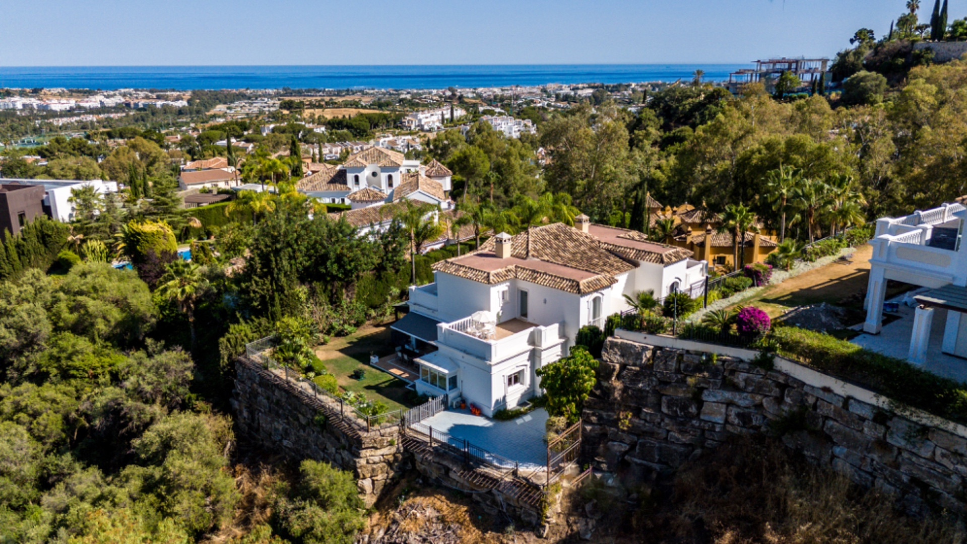 Elegante villa de 5 dormitorios en Benahavis, lujosamente situada junto al campo de golf