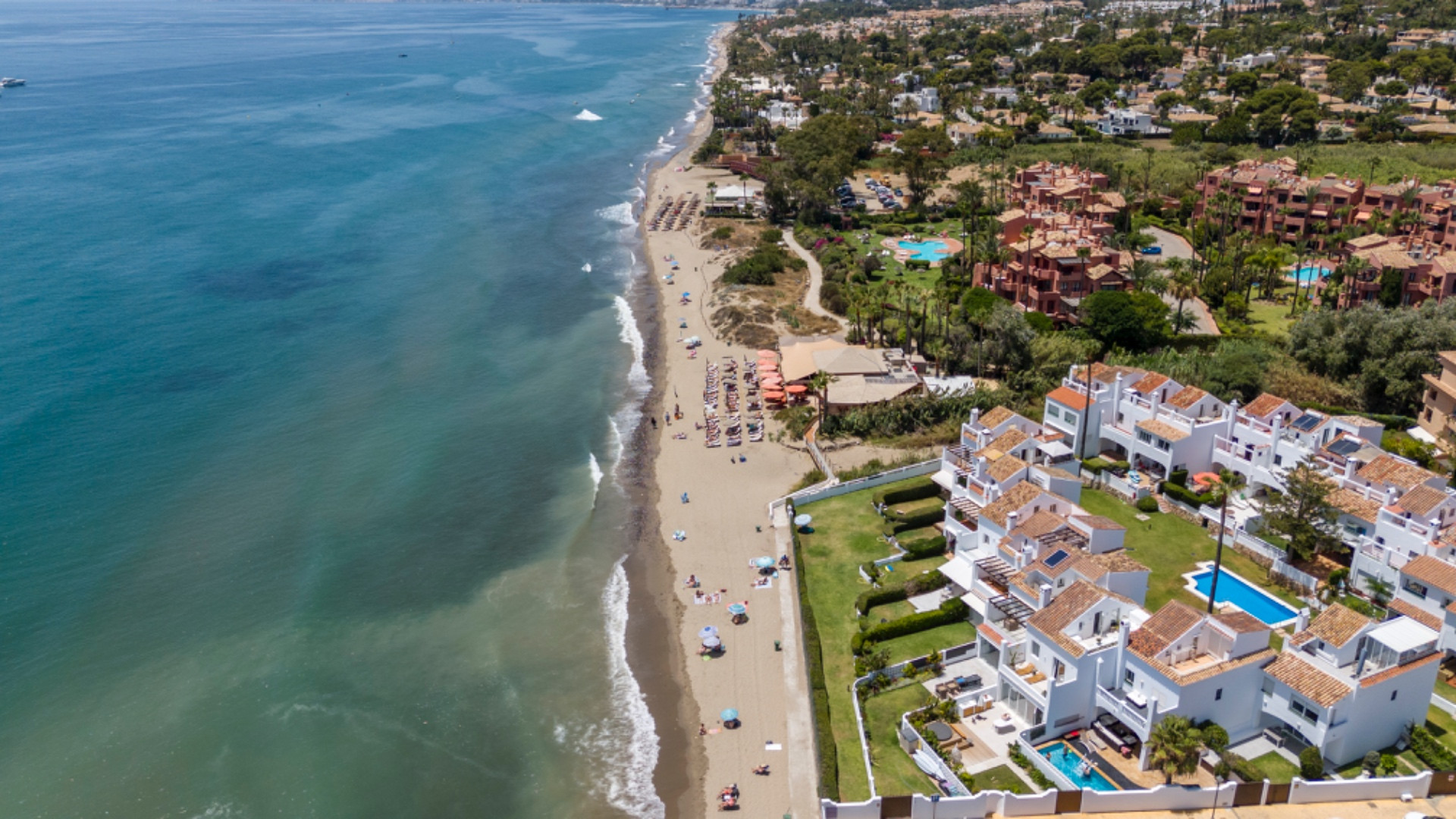 Impresionante adosado en primera línea con vistas a las gloriosas playas y al mar Mediterráneo.