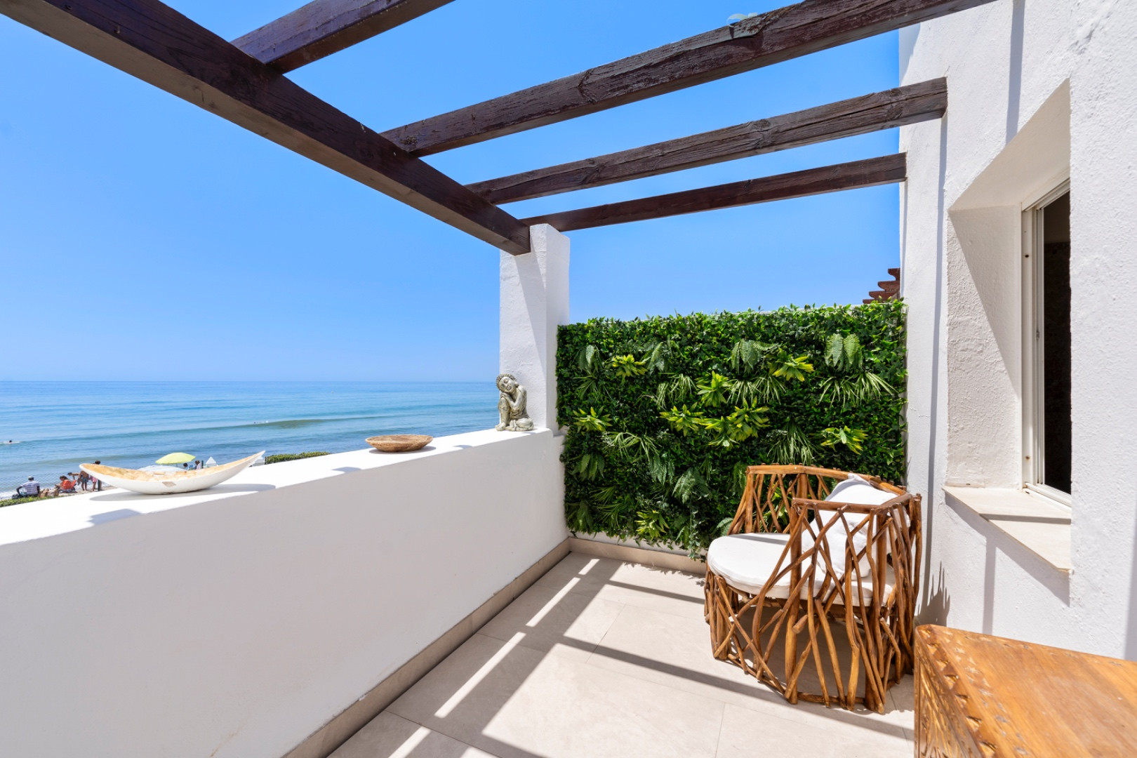 Impresionante adosado en primera línea con vistas a las gloriosas playas y al mar Mediterráneo.