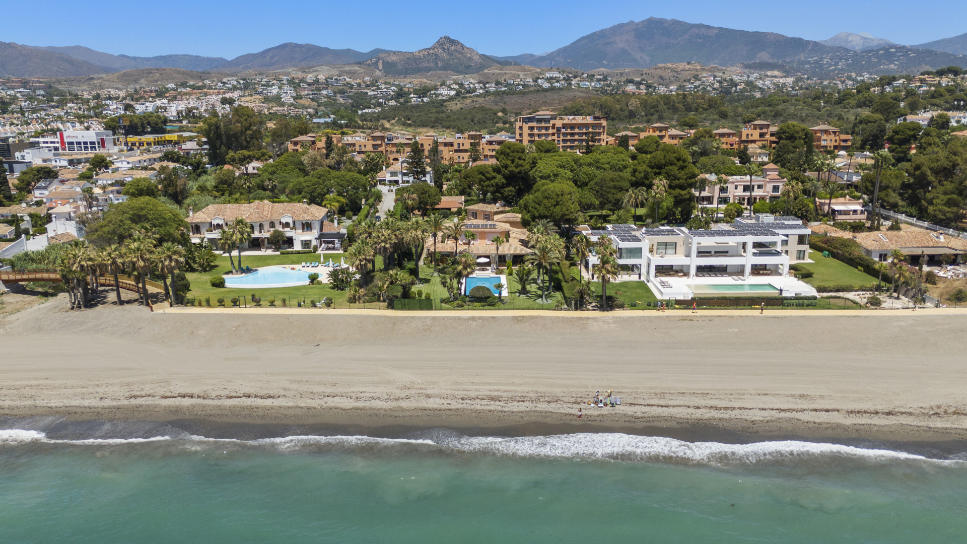 Dinámica de 9 dormitorios toma su posición frente al mar con elegancia en la Nueva Milla de Oro