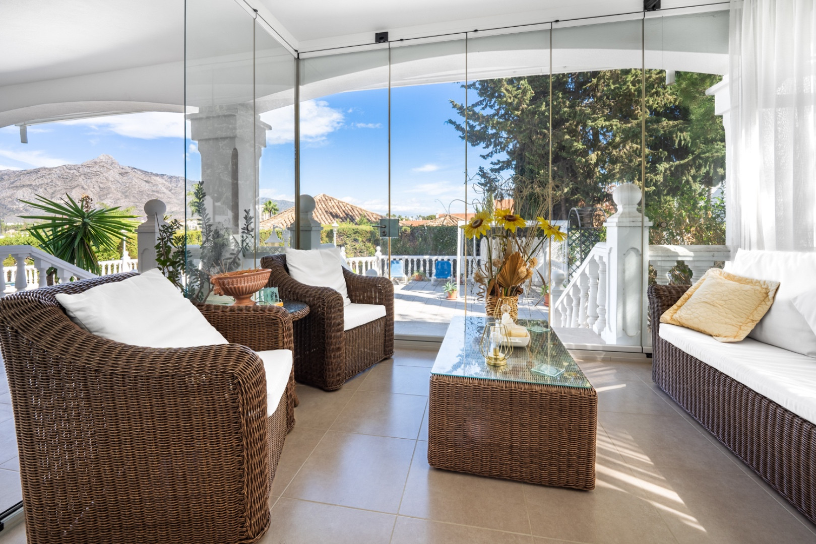 This understatedly elegant 4 bedroom villa tucked away in Nueva Andalucia is utterly captivating