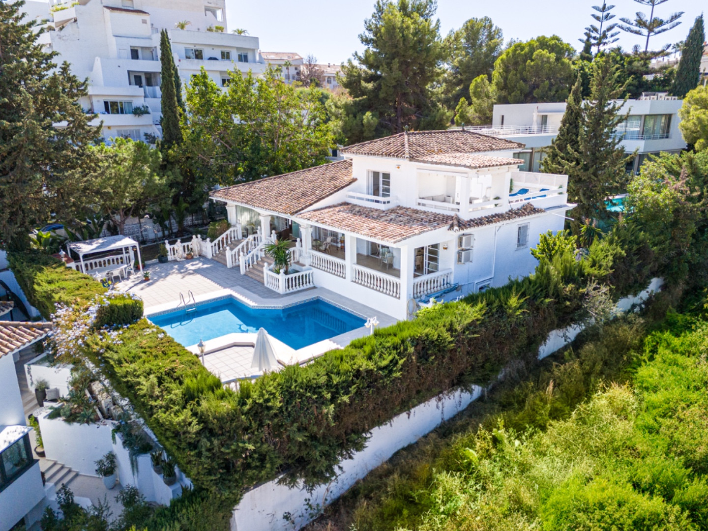 This understatedly elegant 4 bedroom villa tucked away in Nueva Andalucia is utterly captivating