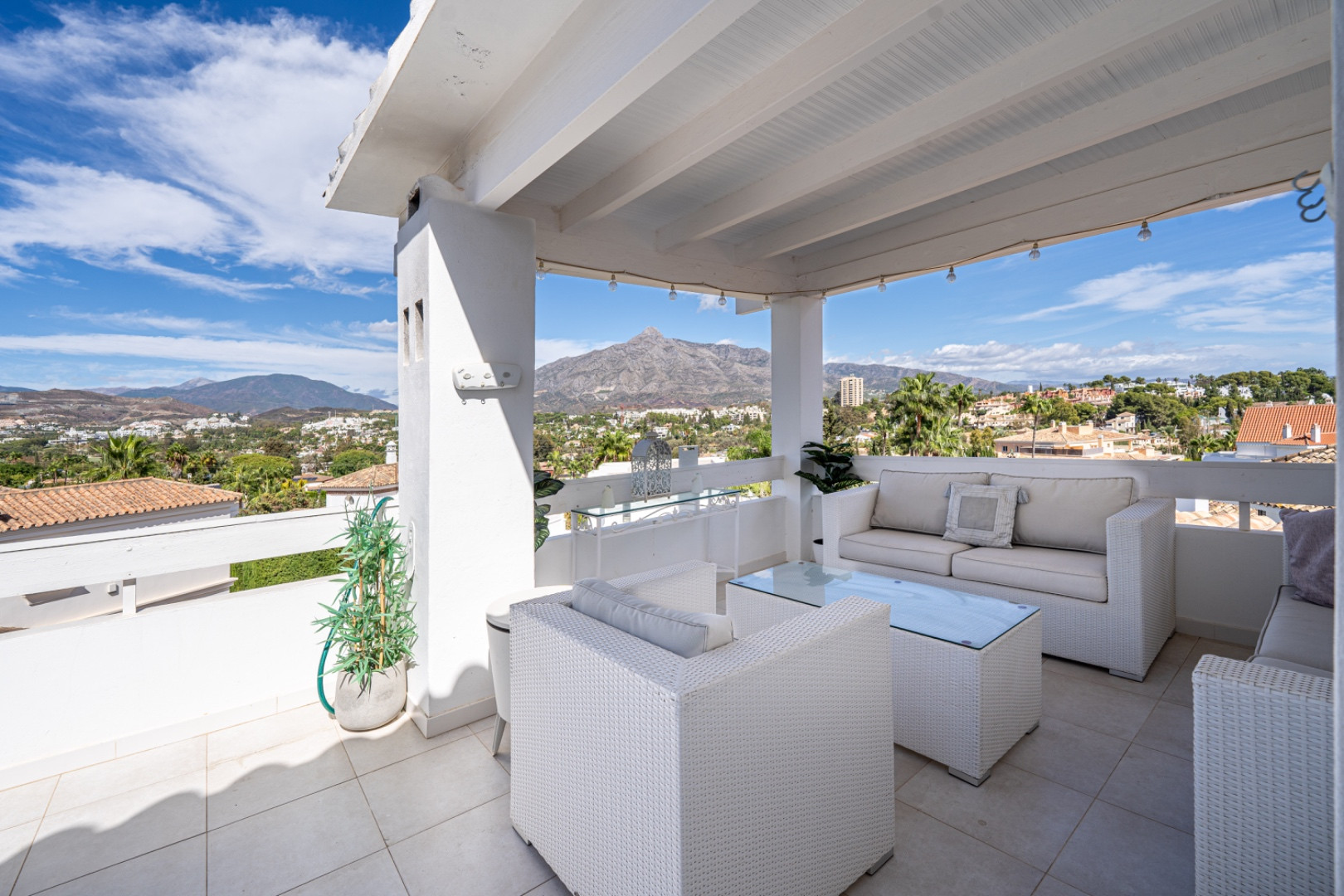 This understatedly elegant 4 bedroom villa tucked away in Nueva Andalucia is utterly captivating