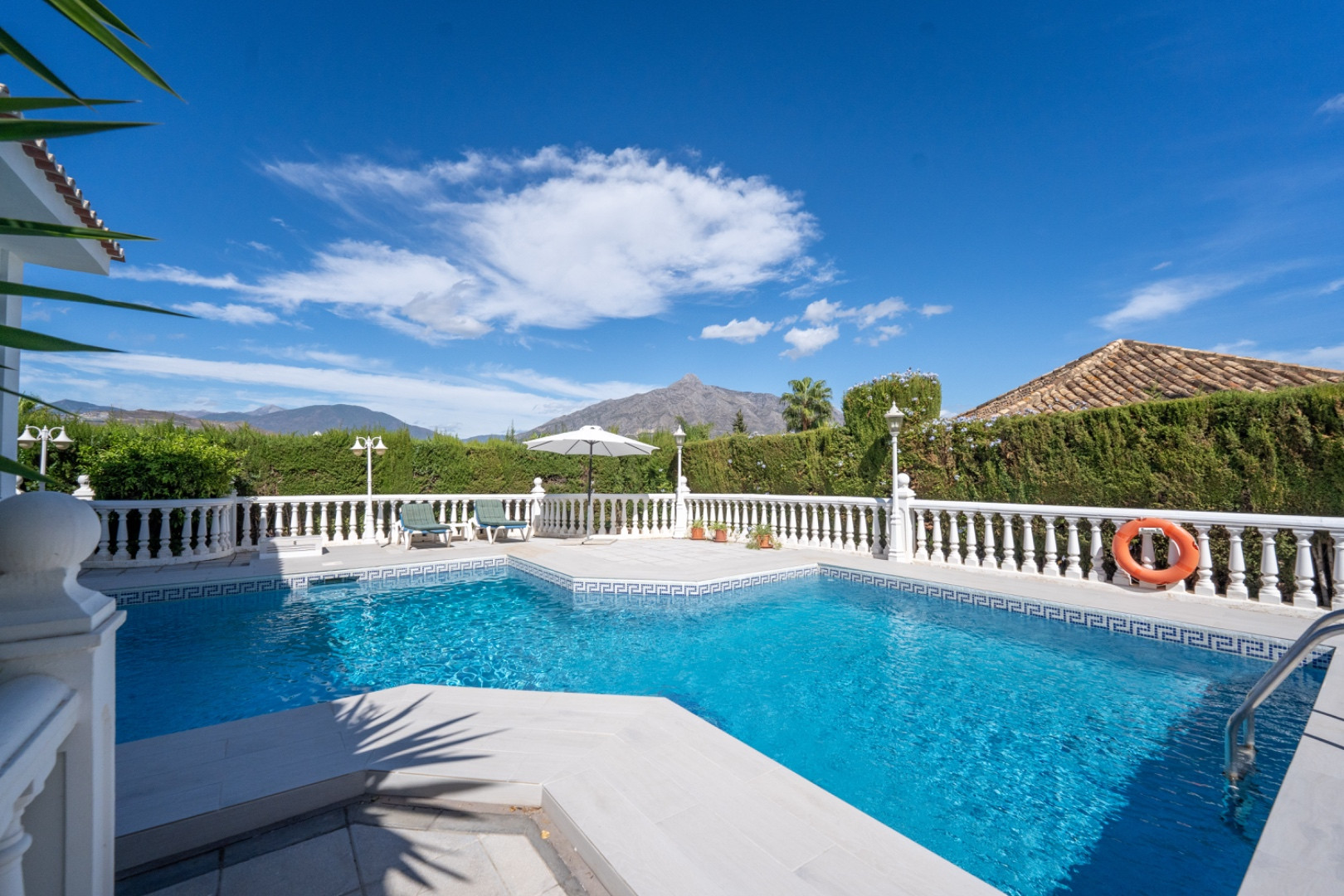 This understatedly elegant 4 bedroom villa tucked away in Nueva Andalucia is utterly captivating