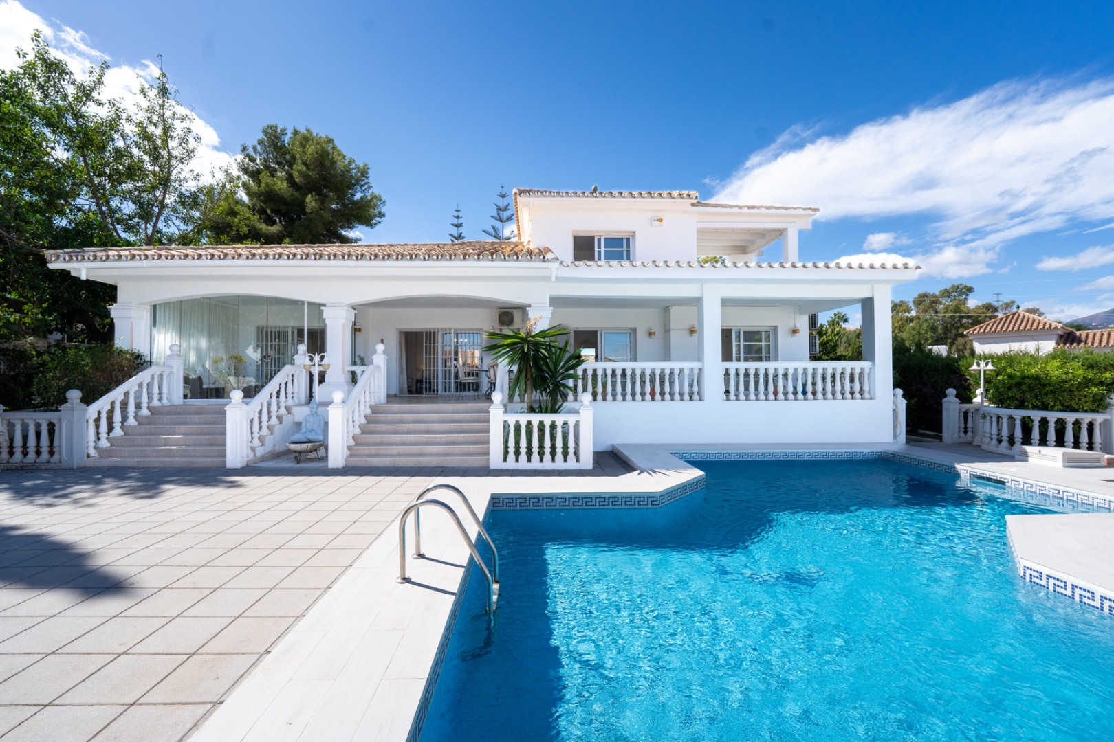 This understatedly elegant 4 bedroom villa tucked away in Nueva Andalucia is utterly captivating