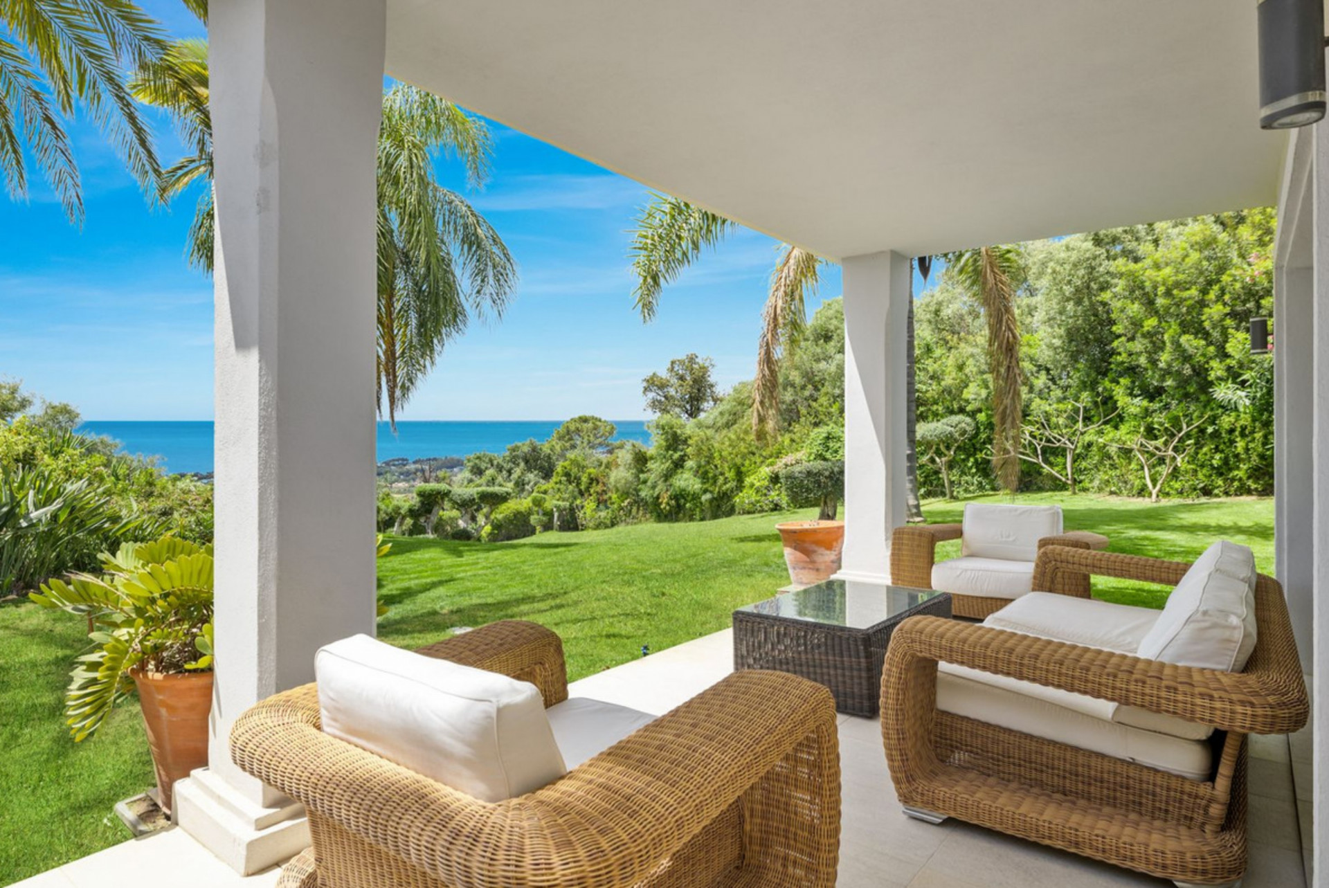 Impresionante villa de 4 dormitorios con vistas al mar le invita a descubrir su elegancia interior