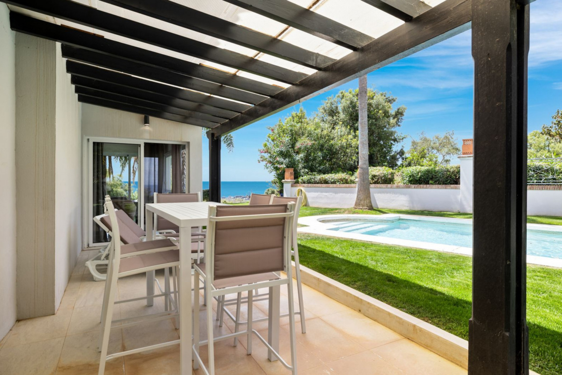 Impresionante villa de 4 dormitorios con vistas al mar le invita a descubrir su elegancia interior