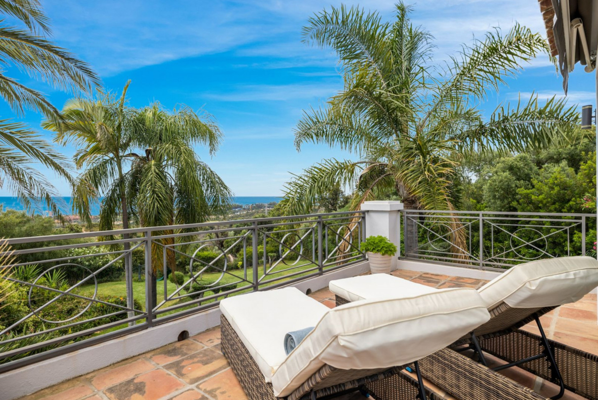 Impresionante villa de 4 dormitorios con vistas al mar le invita a descubrir su elegancia interior