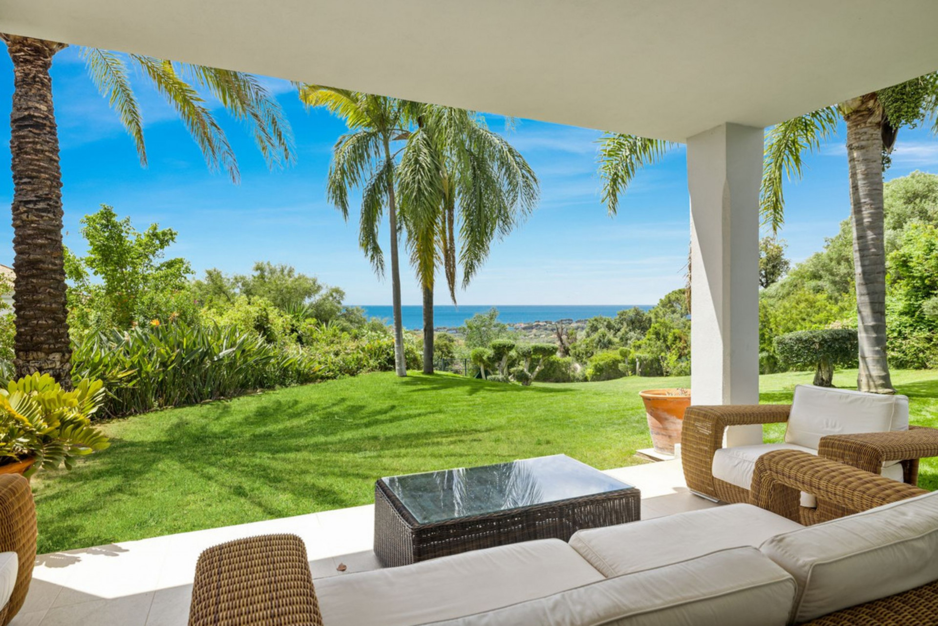 Impresionante villa de 4 dormitorios con vistas al mar le invita a descubrir su elegancia interior