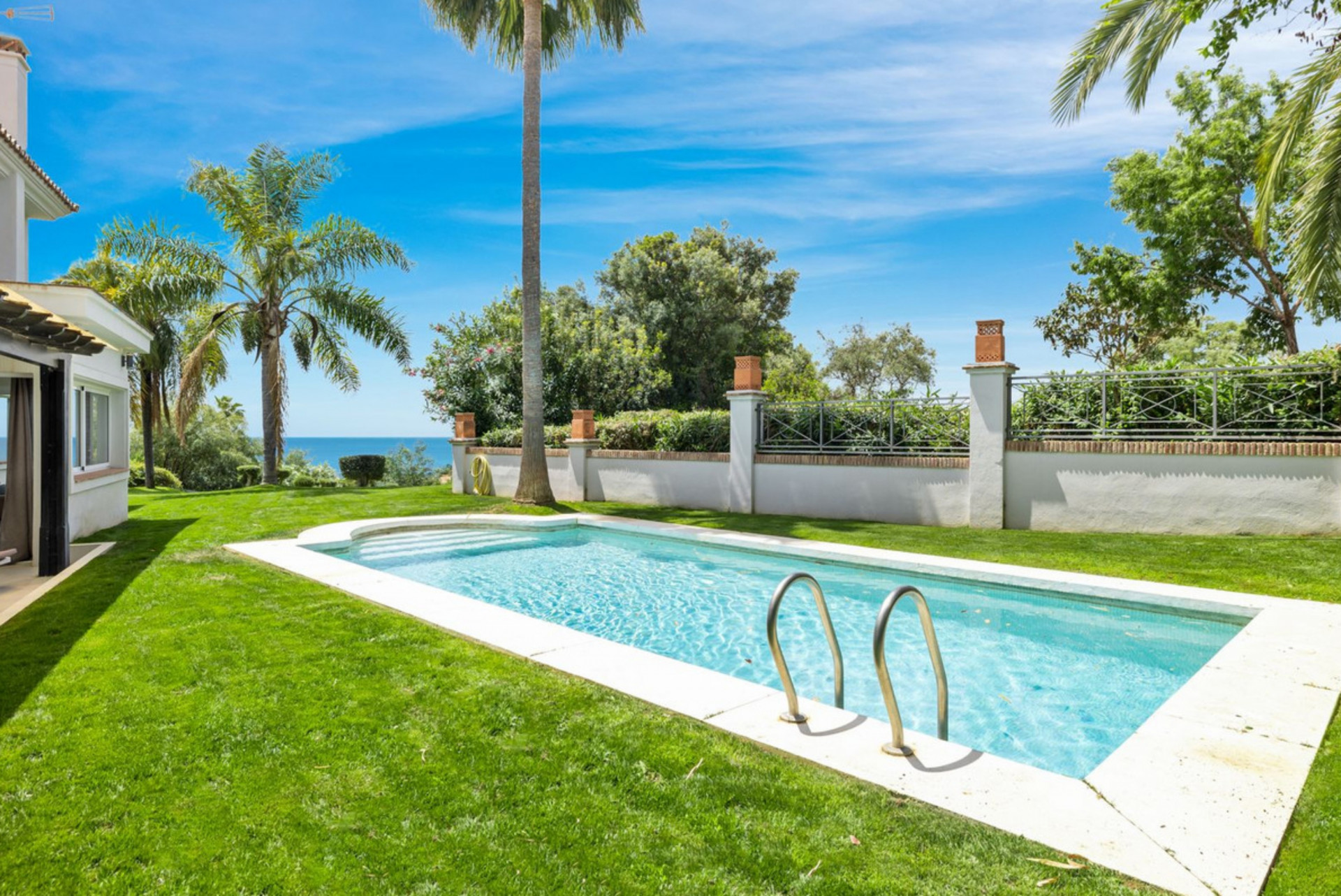 Impresionante villa de 4 dormitorios con vistas al mar le invita a descubrir su elegancia interior