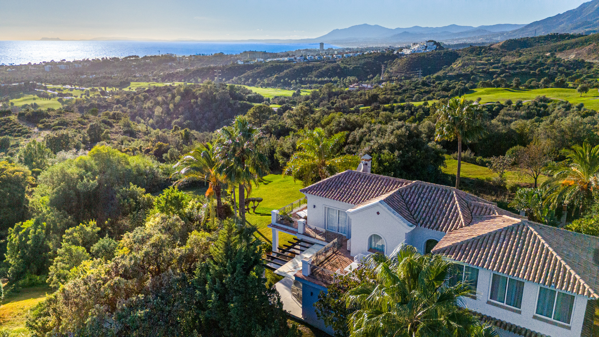 Impresionante villa de 4 dormitorios con vistas al mar le invita a descubrir su elegancia interior