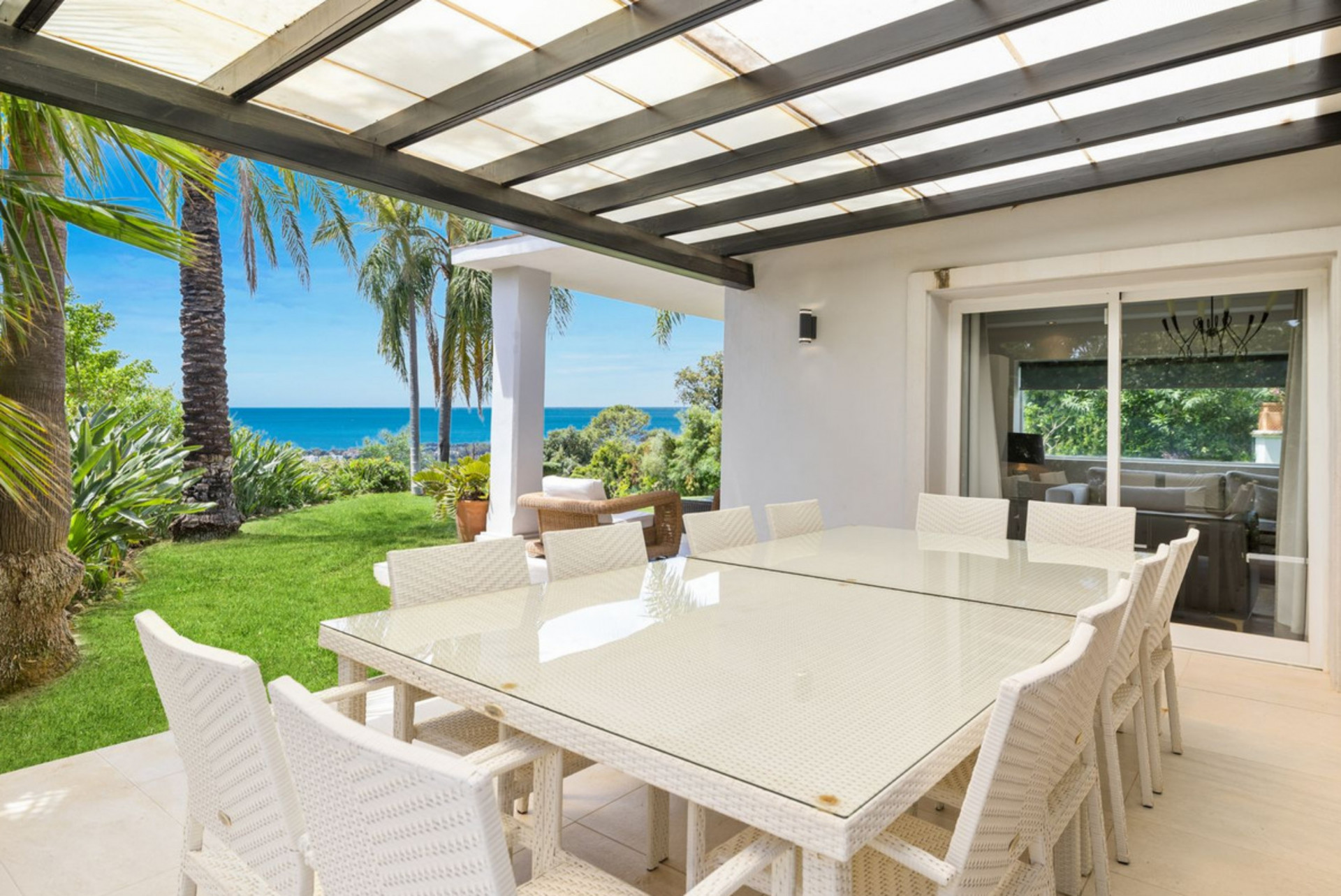 Impresionante villa de 4 dormitorios con vistas al mar le invita a descubrir su elegancia interior