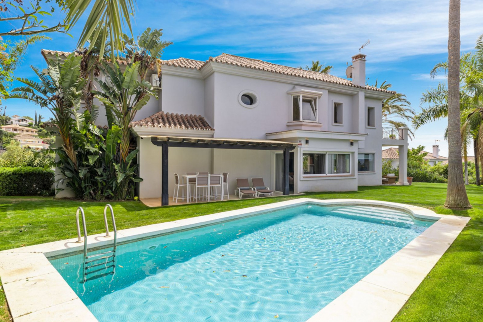 Impresionante villa de 4 dormitorios con vistas al mar le invita a descubrir su elegancia interior