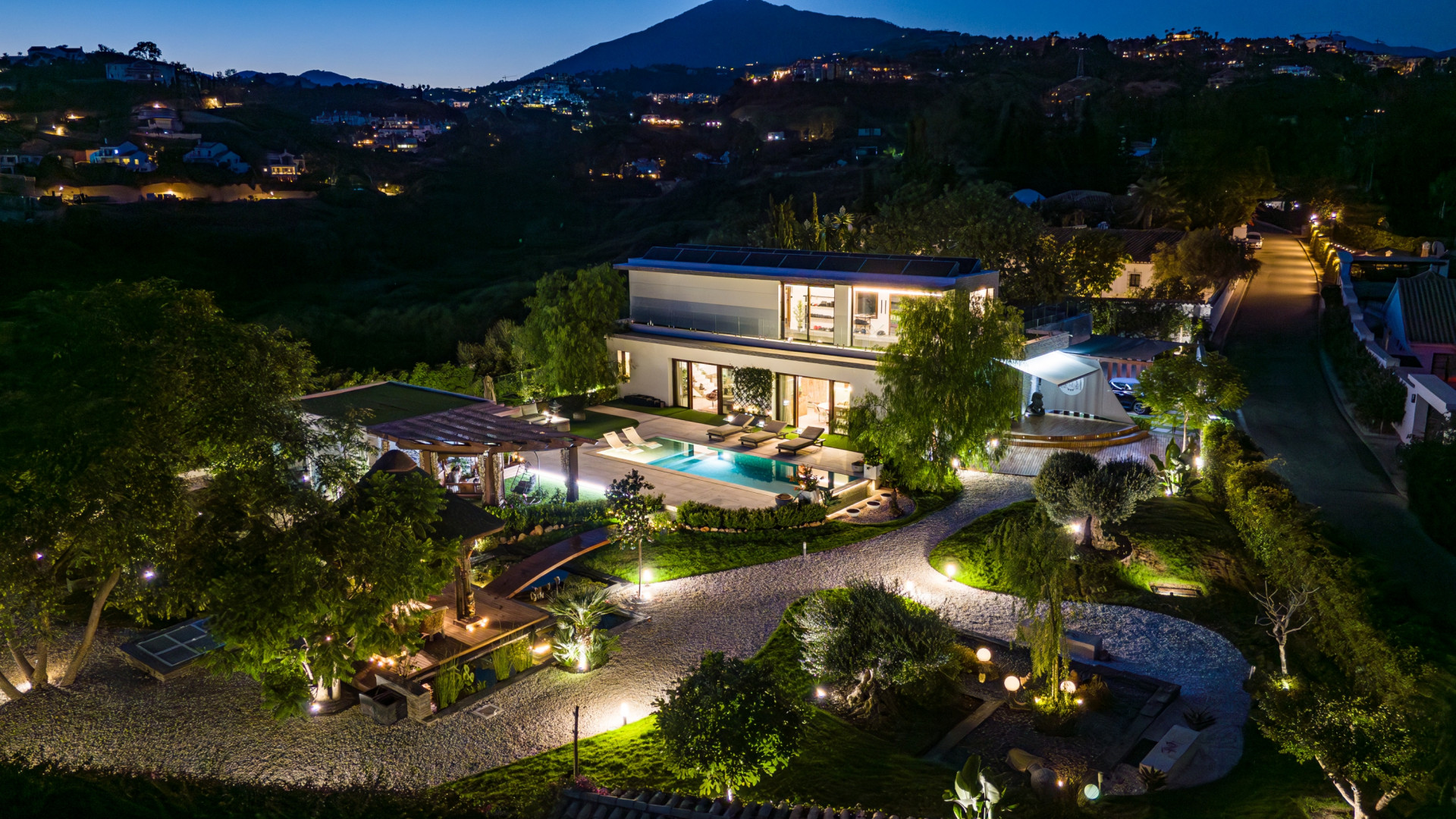 Enamórese de esta villa única de 4 dormitorios en Benahavis que ofrece  privacidad y tranquilidad.