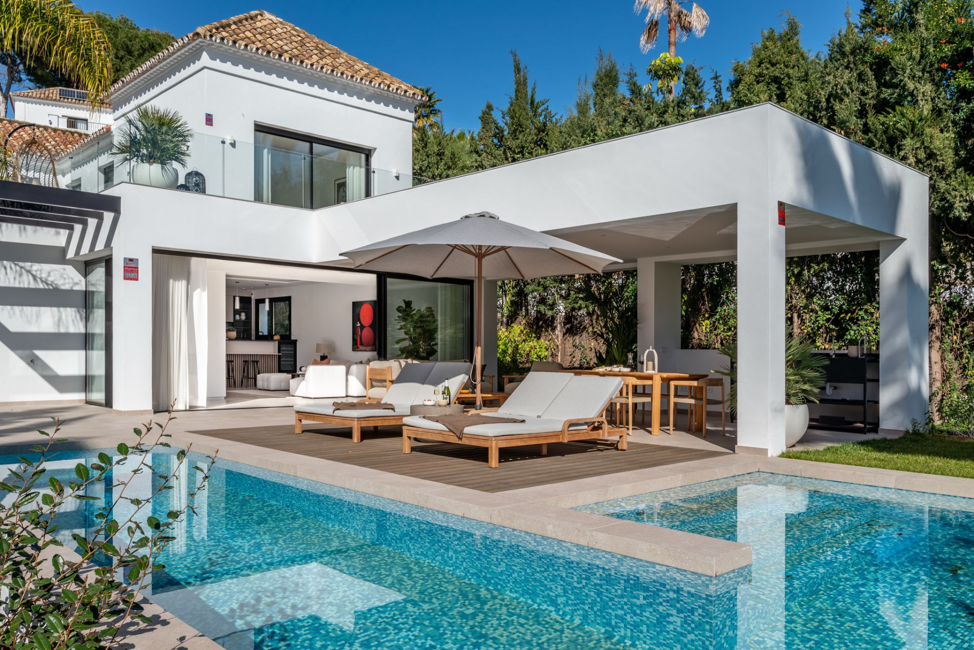 This is the newly built villa of your dreams, surrounded by golf courses and countryside in Benahavis