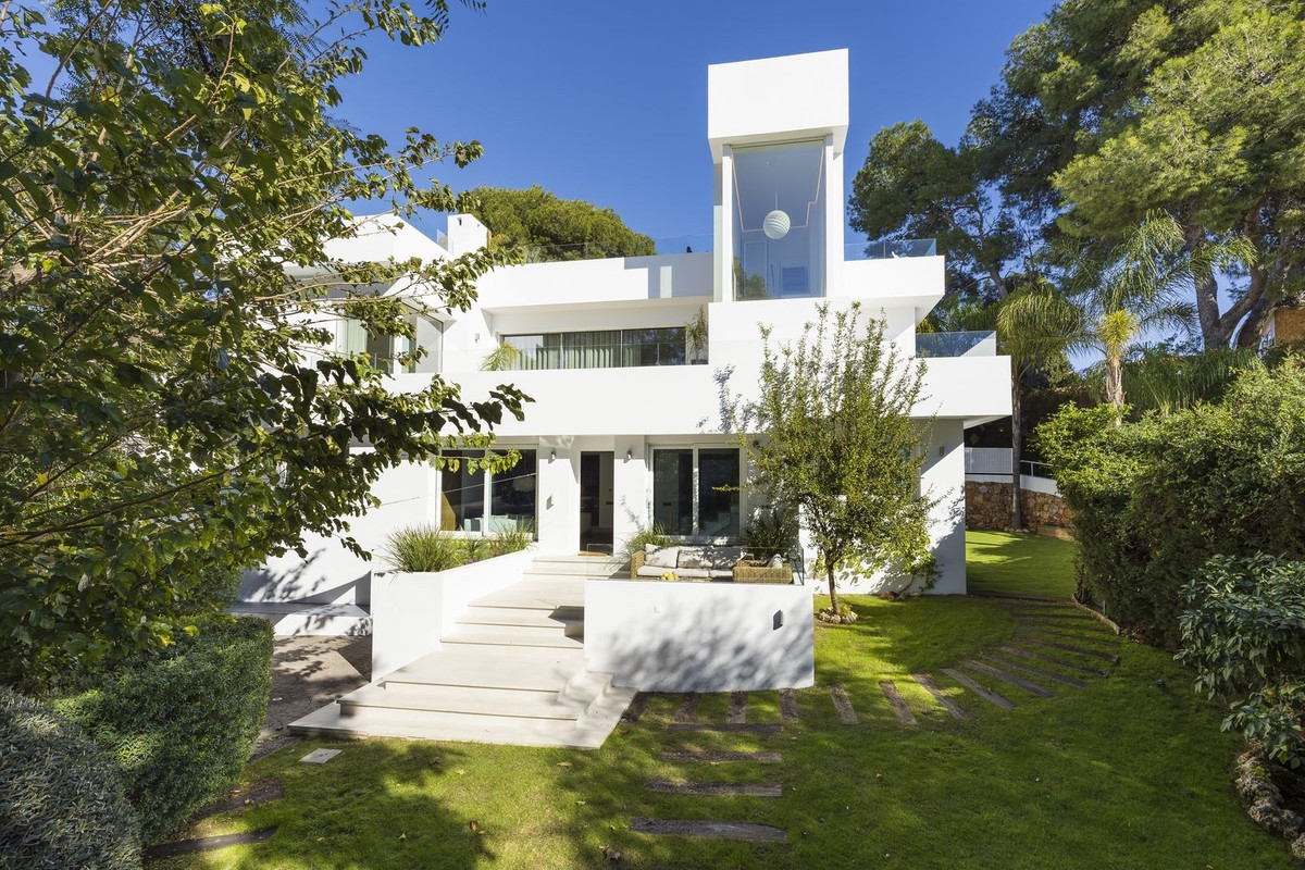 Sensational 6 bedroom villa in Nueva Andalucia will entice you in from the moment you step through the door.