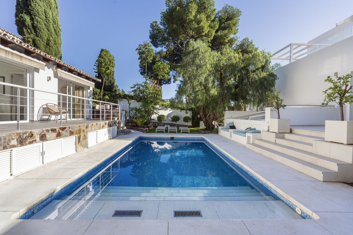 Sensational 6 bedroom villa in Nueva Andalucia will entice you in from the moment you step through the door.