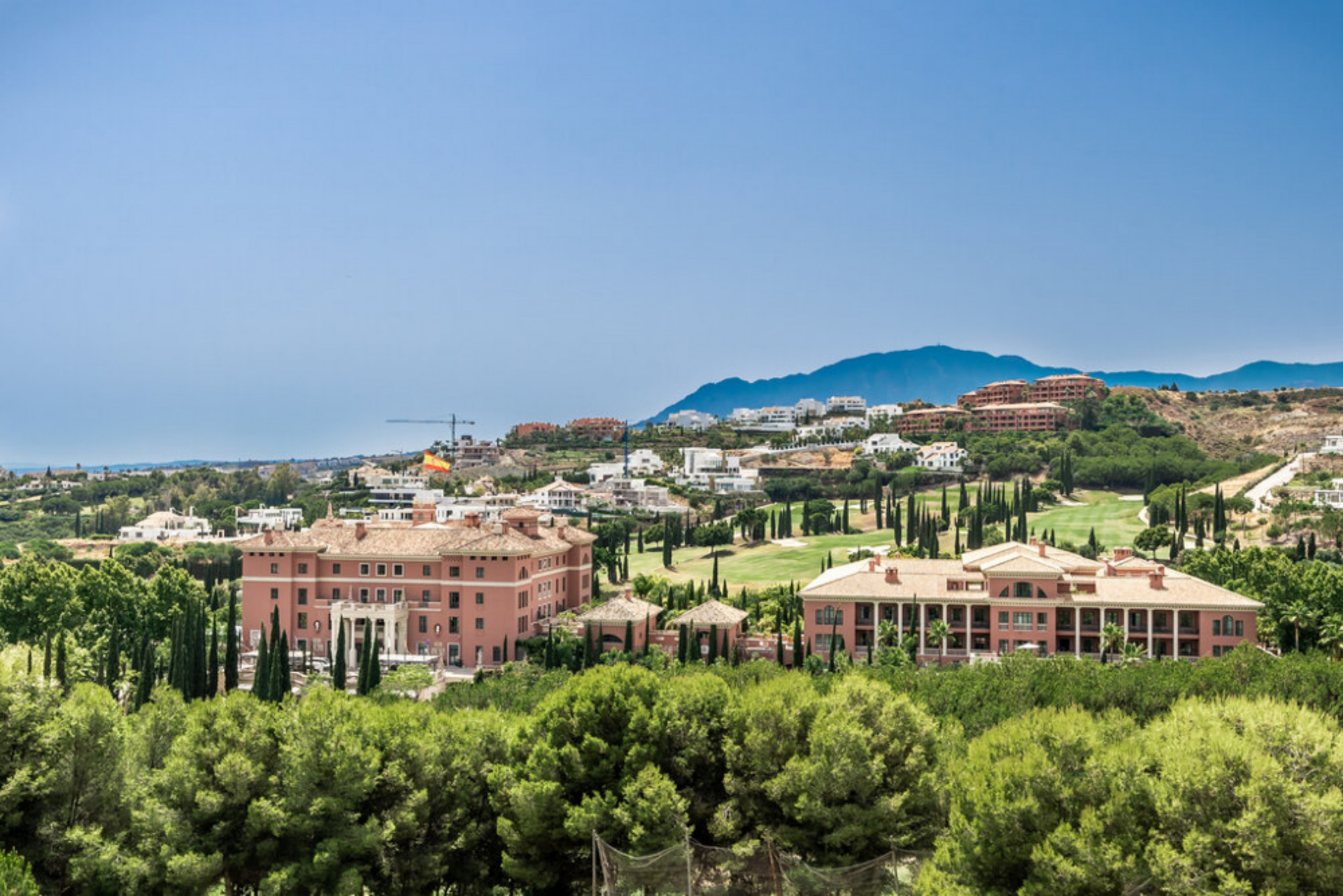 Contemporánea y elegante, esta nueva villa de 4 dormitorios con vistas al mar y cerca de los mejores campos de golf