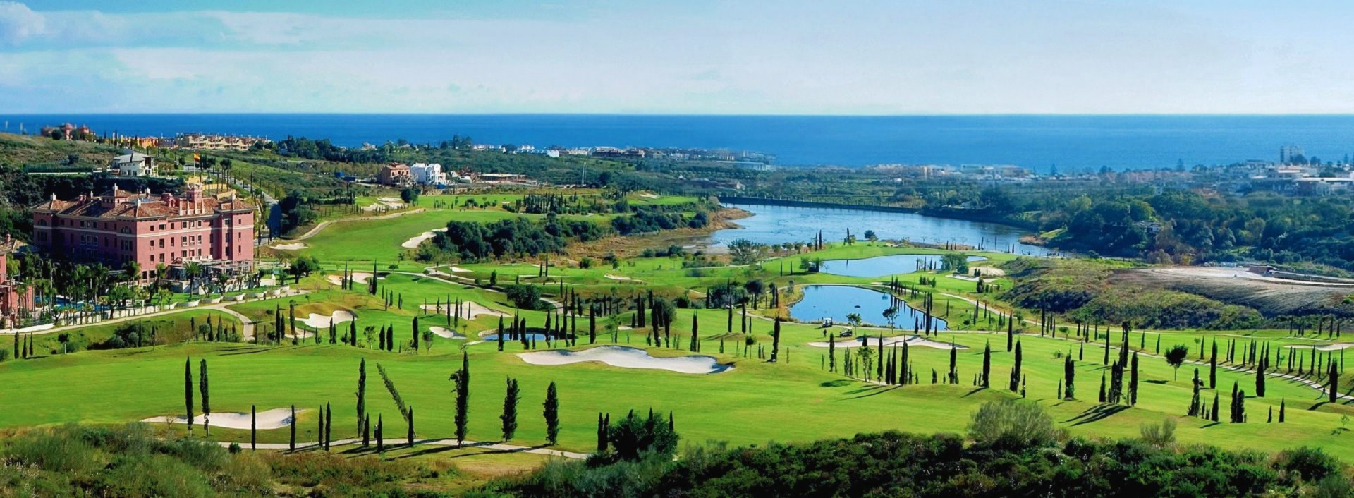 Contemporánea y elegante, esta nueva villa de 4 dormitorios con vistas al mar y cerca de los mejores campos de golf